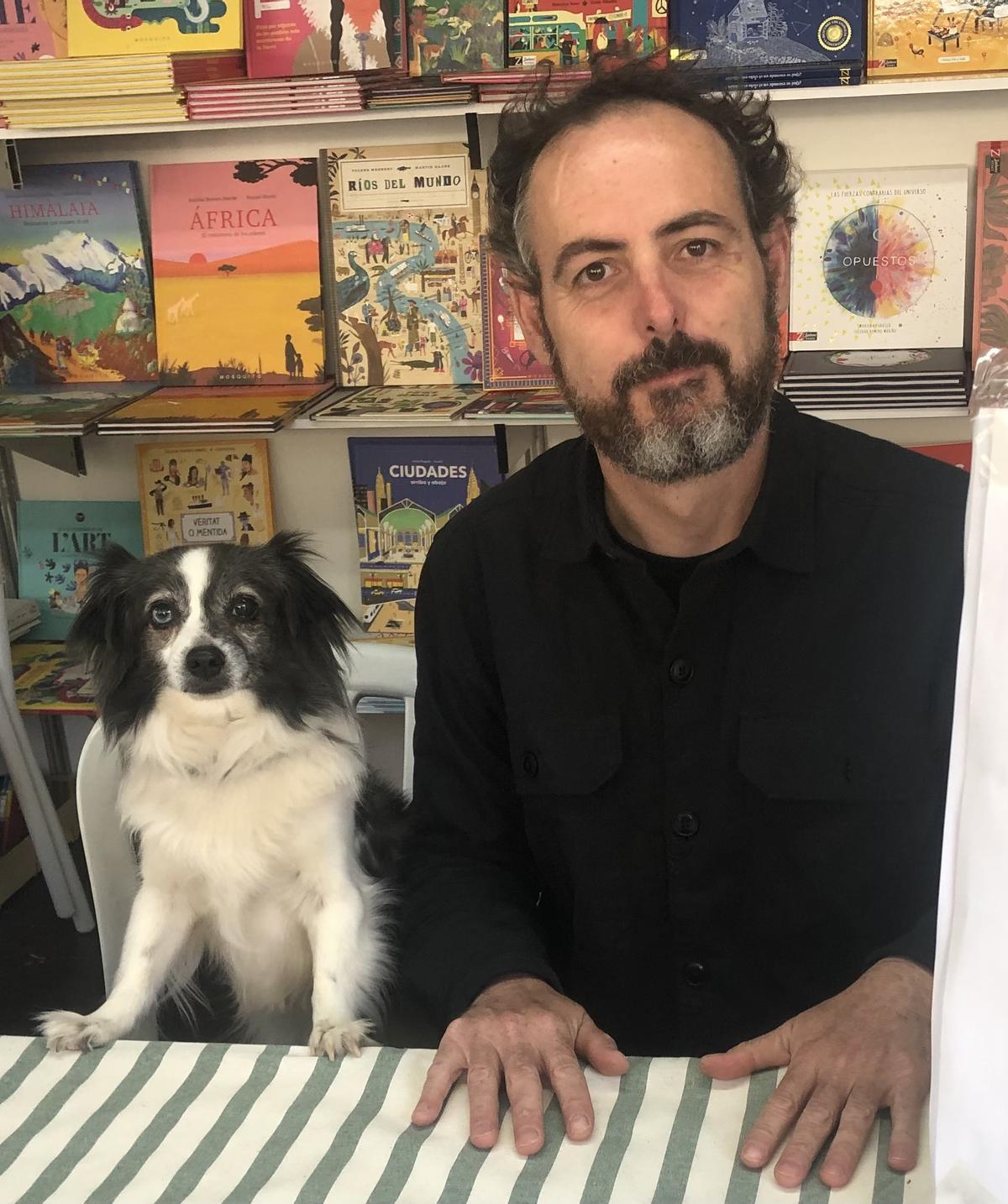 Pablo Albo, con su perro en la Feria del Libro de Alicante