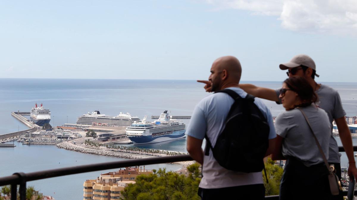 Tres cruceros coinciden en el puerto de Málaga