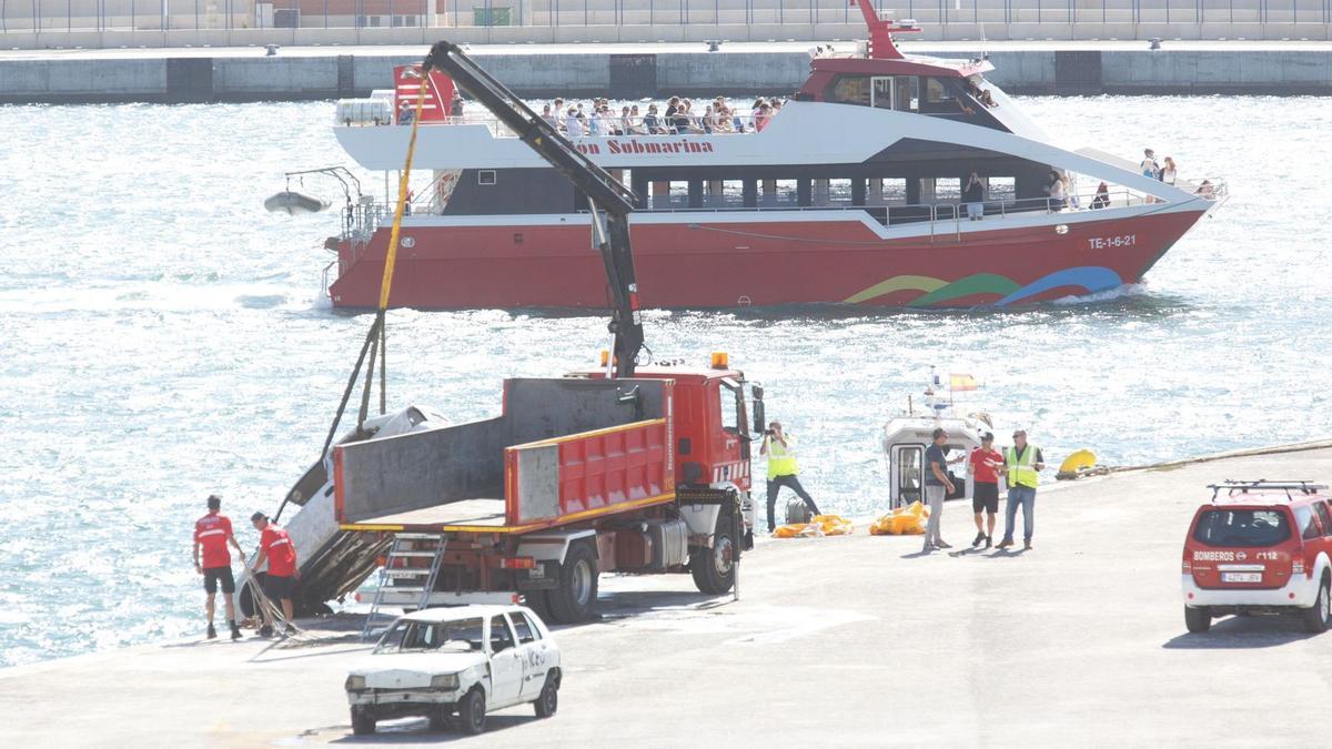 Reflotan en Alicante los cuatro coches que se sumergieron en el agua para hacer unas prácticas y que el Seprona investiga si estaban descontaminados