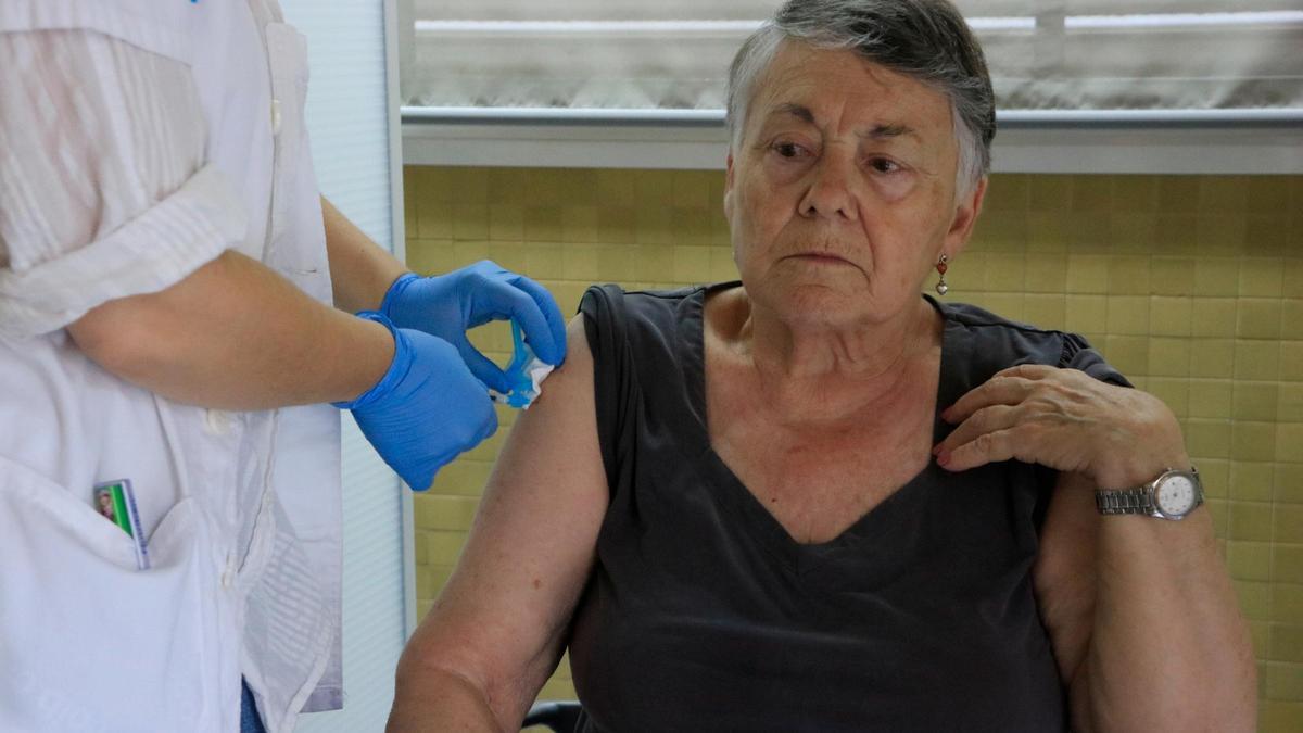 Una dona rep les vacunes de la grip i la covid-19 al CAP Ramon Turró.
