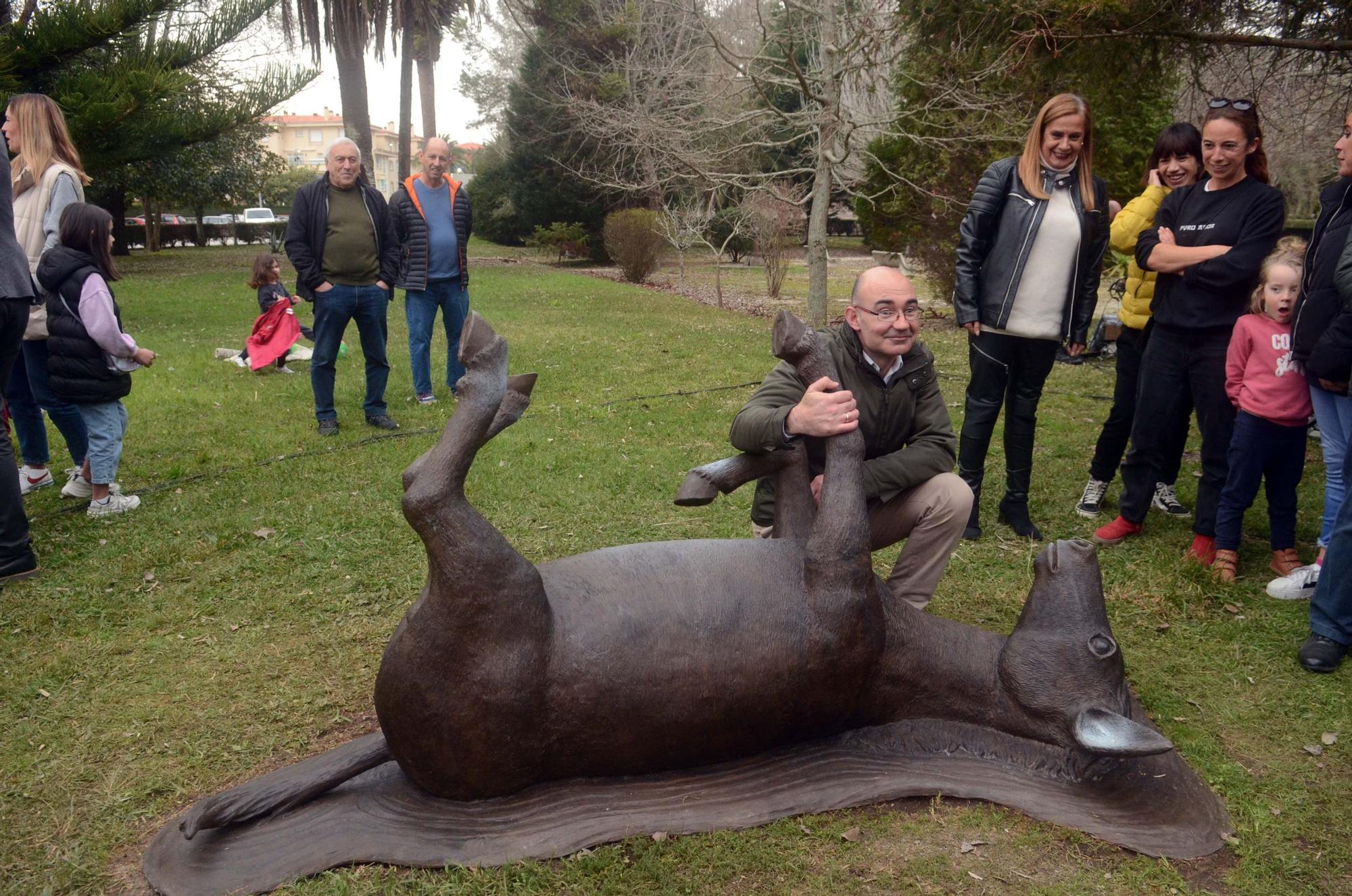 Así fue la inauguración de la escultura que recuerda al burro que descubrió las aguas termales de A Toxa.