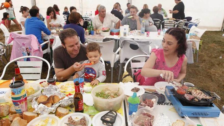 Una familia, en la comida vecinal organizada en Montevil para despedir sus fiestas.