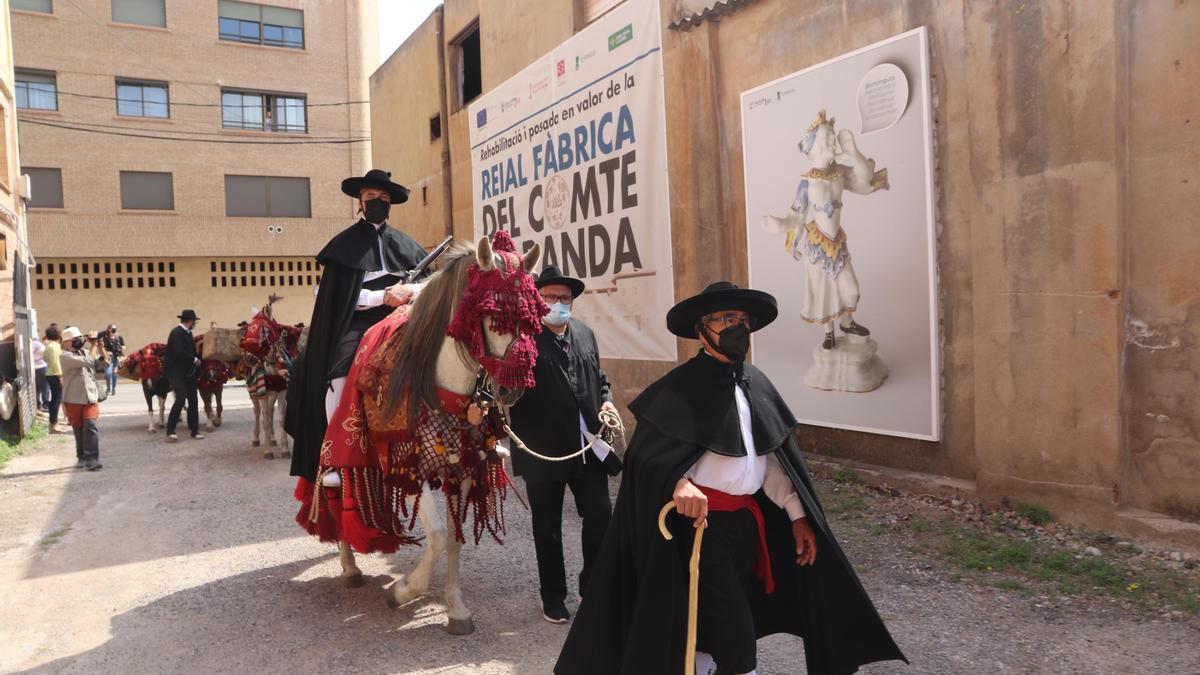 Los participantes lucen la indumentaria típica de esa época.