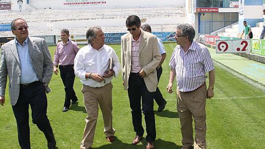 El ex seleccionador sub&#039;21, López Caro, durante su reciente visita al campo del Collao, donde vio in situ las instalaciones que acogerán el encuentro internacional.