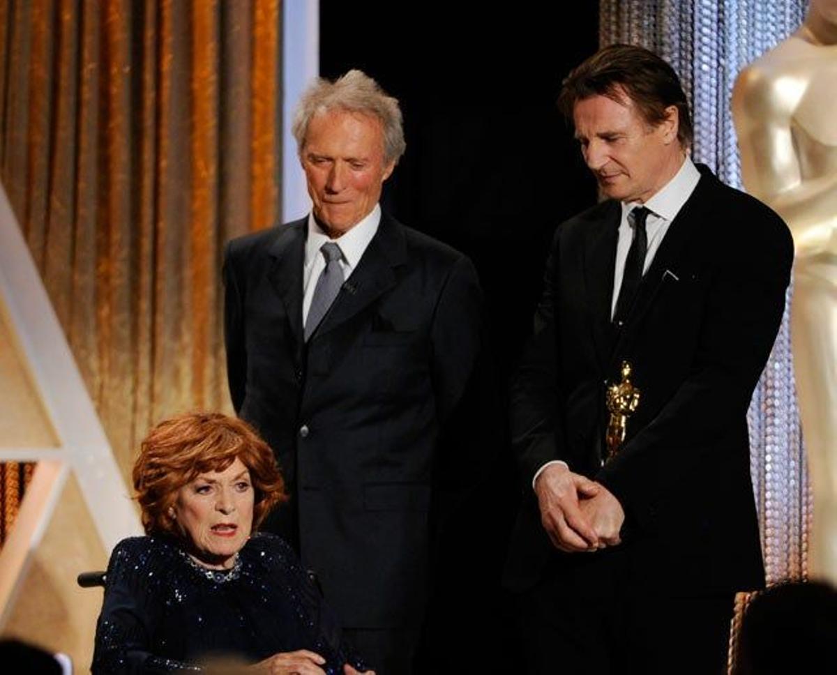 Maureen O'Hara acepta el Oscar Honorífica bajo la atenta mirada de los presentadores Clint Eastwood y Liam Neeson