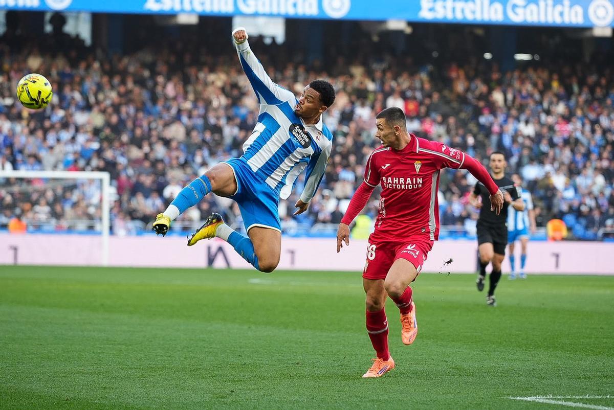 Adrián Fuentes realiza una carrera en el encuentro entre el Córdoba CF y el Deportivo de La Coruña.