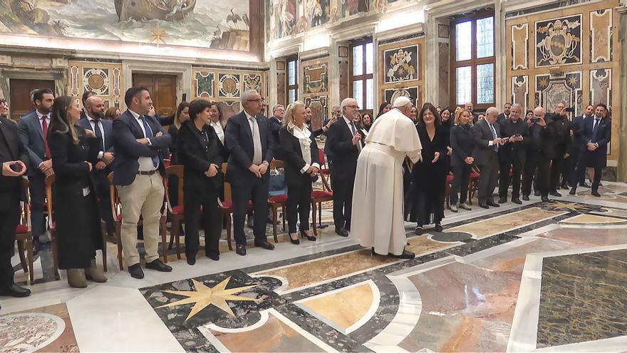 Francisco saluda a María Dolores García, acompañada por toda la delegación universitaria.