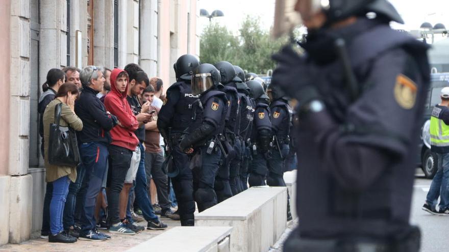 Actuació de la Policia Nacional al col·legi ubicat al Departament d&#039;Urbanisme de Tarragona, a la plaça dels Carros · Imatge de l&#039;1 d&#039;octubre de 2017
