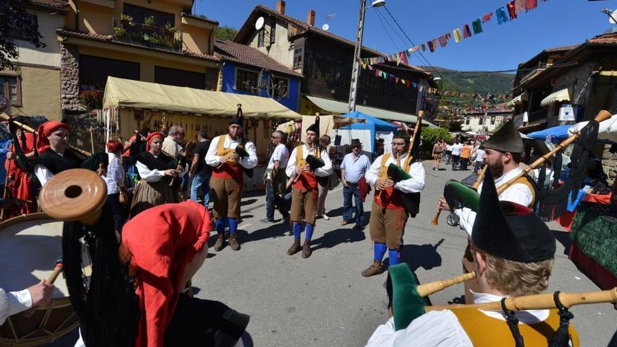 Las gaitas ponen la música en el Mercau Tradicional en Cenera.