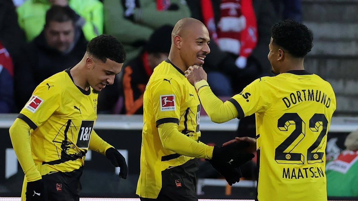 Sancho, Malen y Maatsen celebran un gol ante el Koln