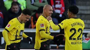 Sancho, Malen y Maatsen celebran un gol ante el Koln
