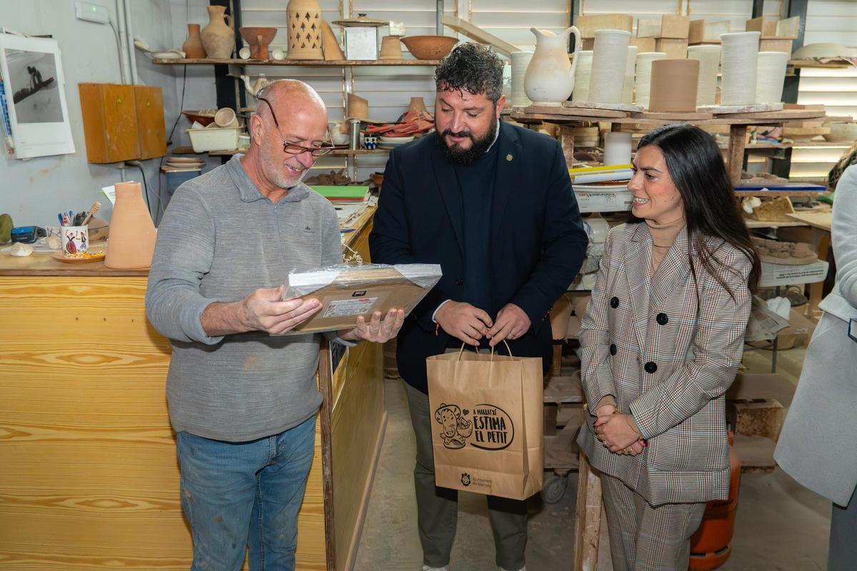 El maestro artesano, junto al alcalde de Marratxí.