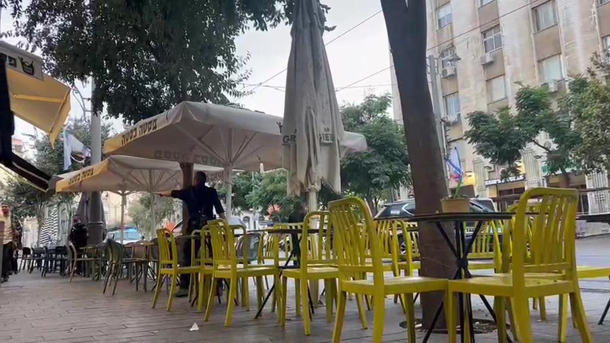 La población de Jerusalén reacciona a las sirenas que suenan mientras la ciudad es atacada por cohetes.