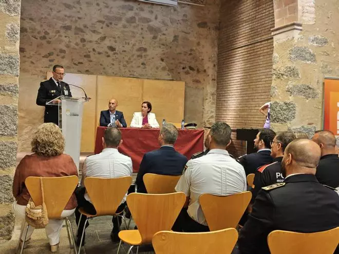 Les imatges del comiat d'Alonso Caballero com a cap de la Policia Local de la Jonquera