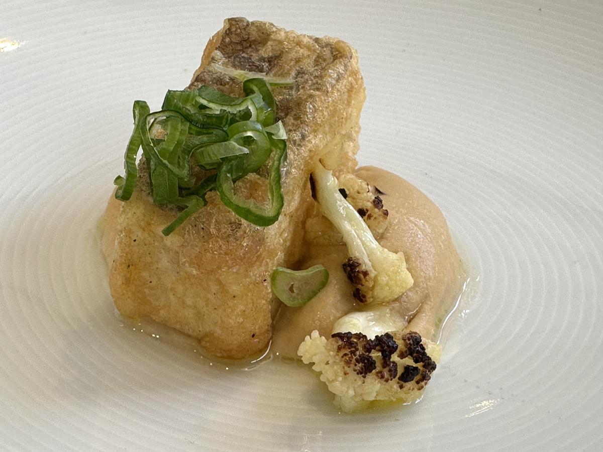 Bacalao rebozado con crema de coliflor frita