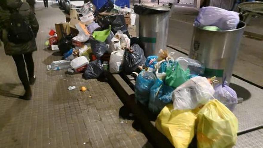 Contenidors plens d&#039;escombraries al carrer Torra i Bages.