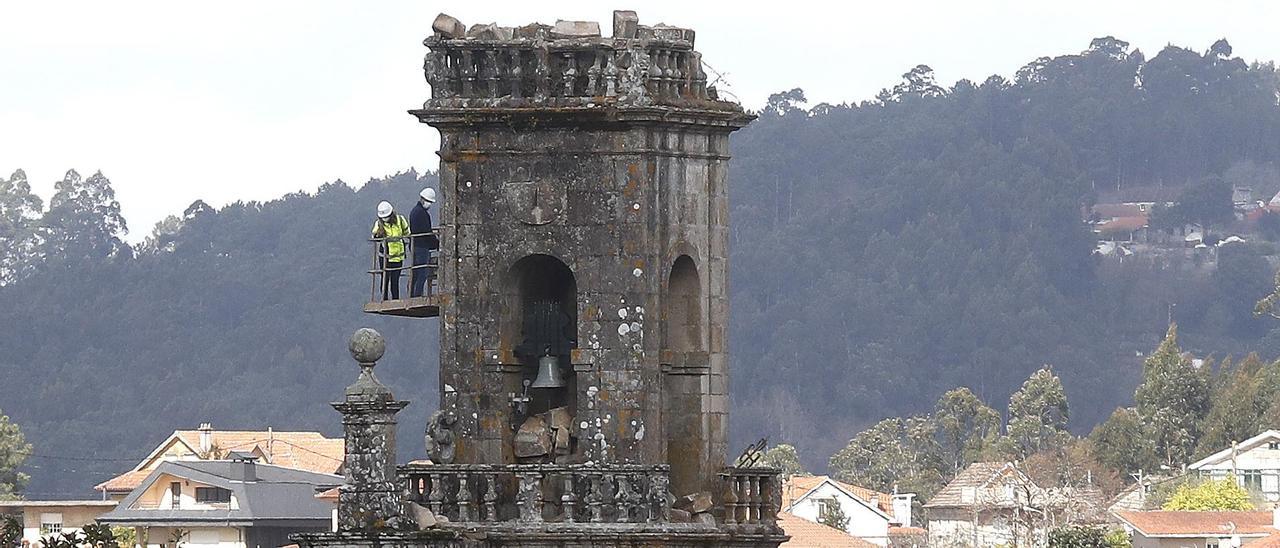 Estado del campanario de la iglesia de Reboreda tras la caída de la cúpula, ayer.