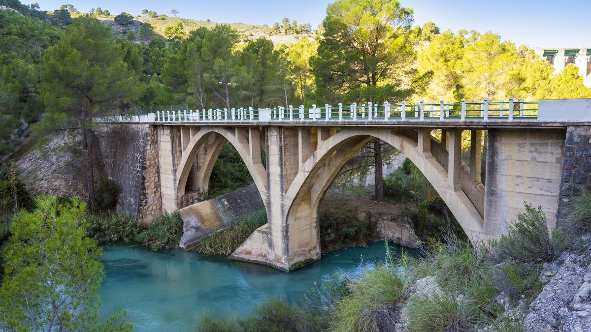 Puente de Chulilla sobre el parque natural del río Turia.
