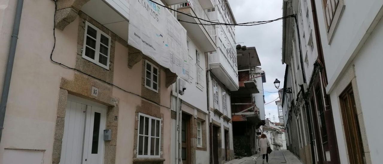 Rúa da Cerca, con el edificio  en estructura que se rehabilitará como albergue al fondo. |   // L.O.