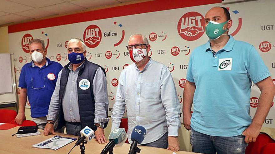 Miembros de CCOO, ANPE Galicia, FeSP UGT y CSIF. |  // XOÁN ÁLVAREZ