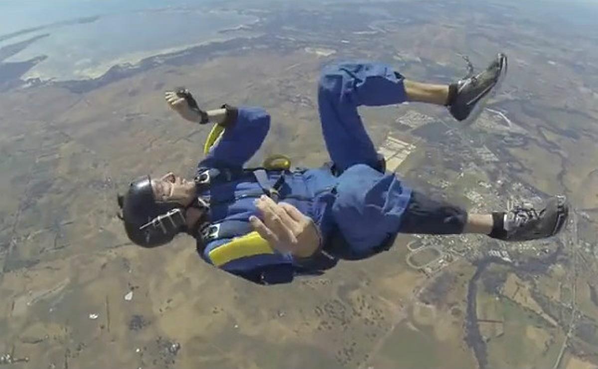 La perícia del monitor de salt li salva la vida al noi, que arriba a terra sa i estalvi.