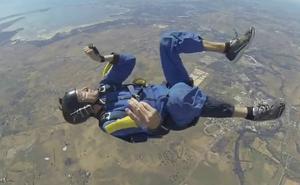 La perícia del monitor de salt li salva la vida al noi, que arriba a terra sa i estalvi.