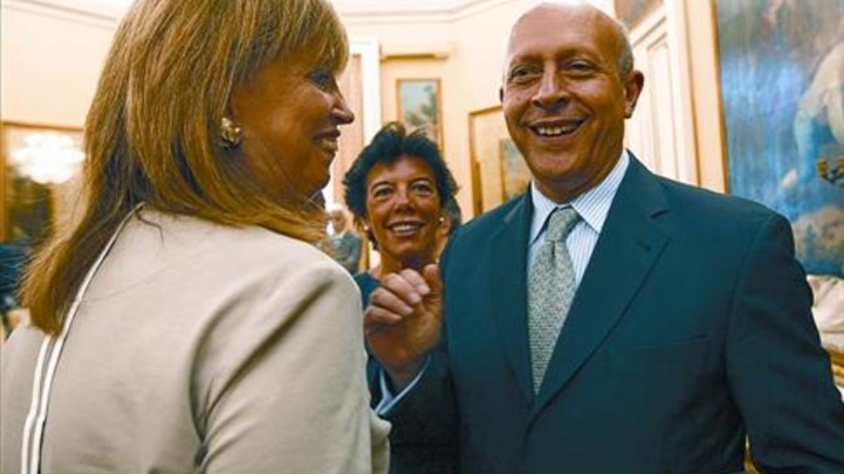 La 'consellera' Rigau y el ministro José Ignacio Wert, en Madrid en julio del 2012.