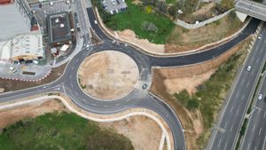 Imagen de la nueva rotonda que da acceso al barrio de Montesa de Esplugues desde la Ronda de Dalt