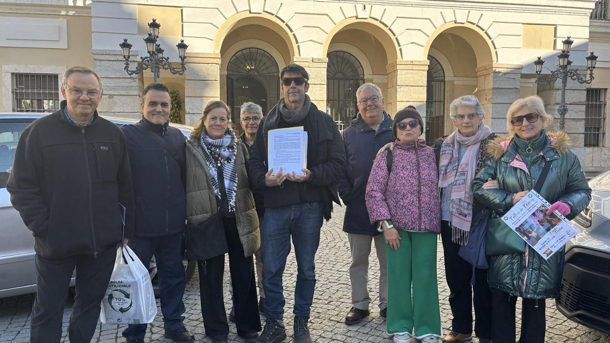 Representantes de los colectivos que reclaman al Ayuntamiento de Badajoz medidas extraordinarias para las personas sin hogar con las más de 300 firmas que han entregado en la mañana de este lunes.