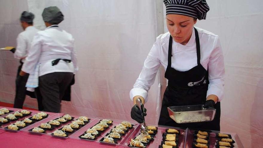 Una alumna de una pasada edición de la escuela de hostelería de O Salnés, en una demostración gastronómica. // Muñiz
