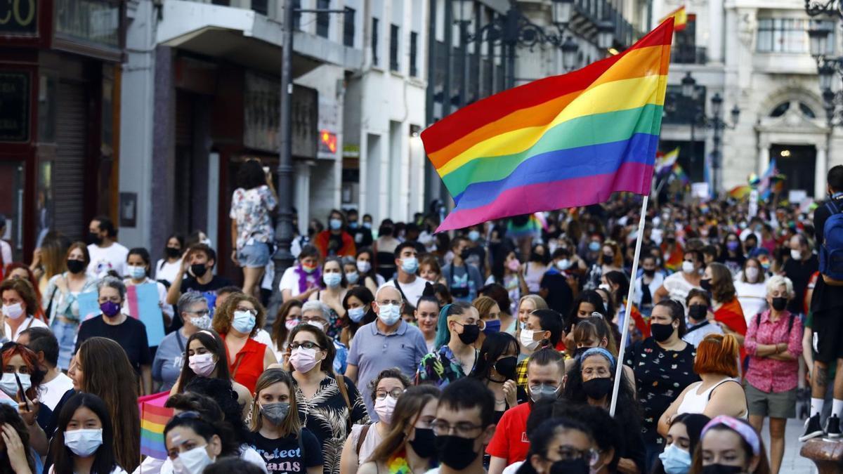 Manifestación del Orgullo en Zaragoza en 2021 a su paso por la calle Alfonso.