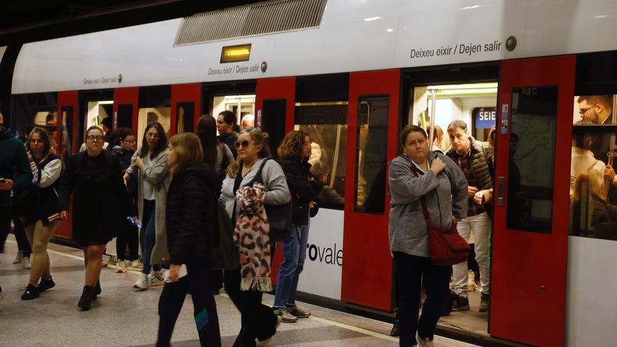 El metro vuelve a Valencia un mes después de la dana