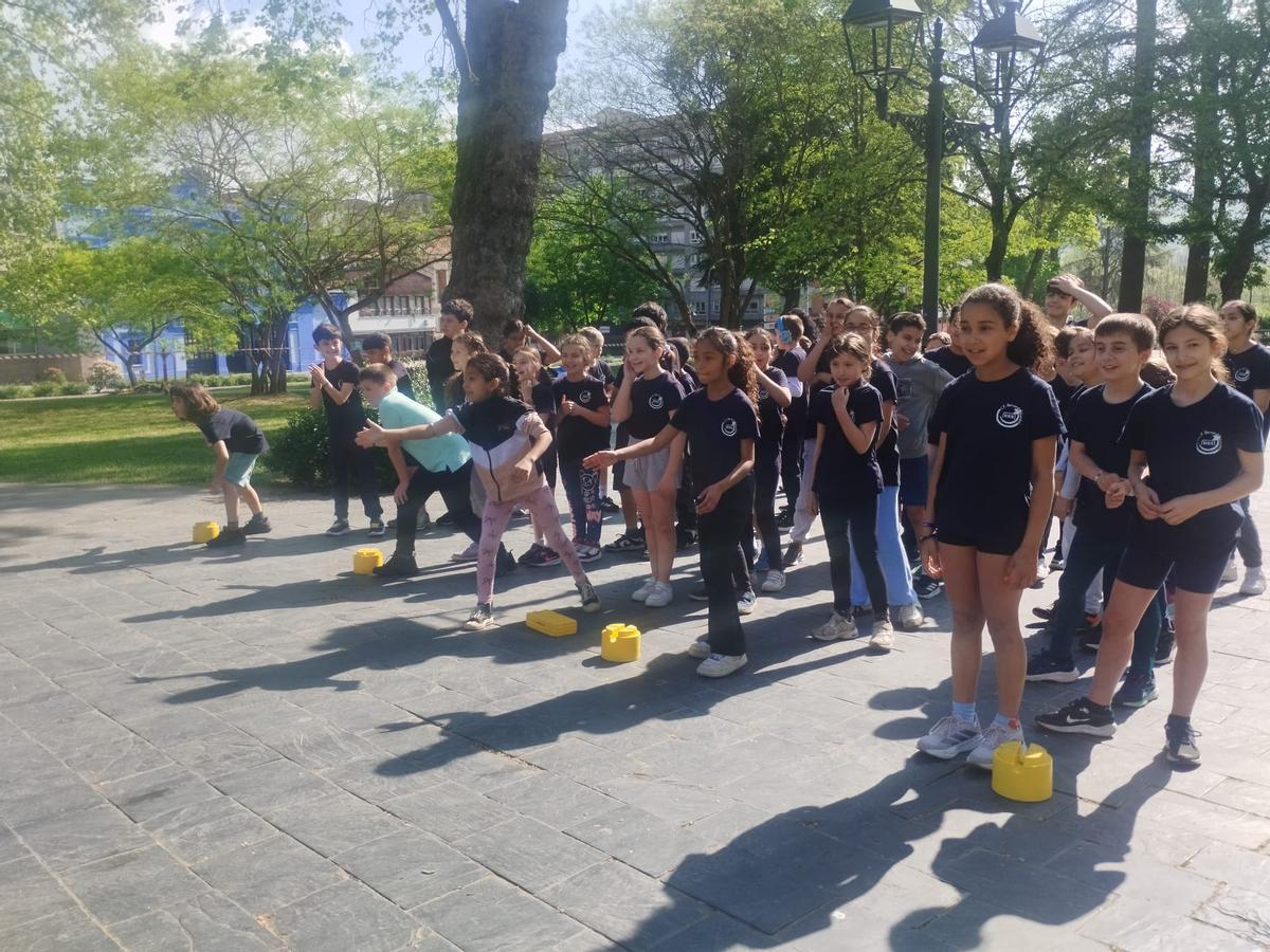 Así fue la jornada de Educación Física en la Calle del colegio Bernardo Gurdiel de Grado