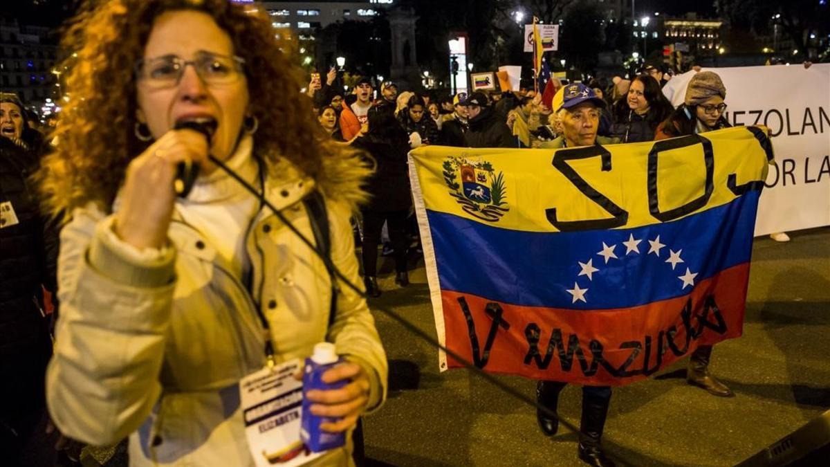 Manifestantes en la marcha de Barcelona contra el régimen de Nicolás Maduro, este jueves.