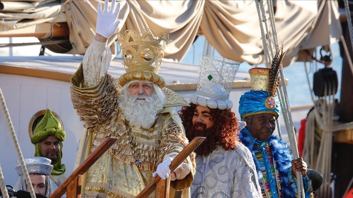 Melchor, Gaspar y Baltasar, a su llegada al Portal de la Pau de Barcelona.