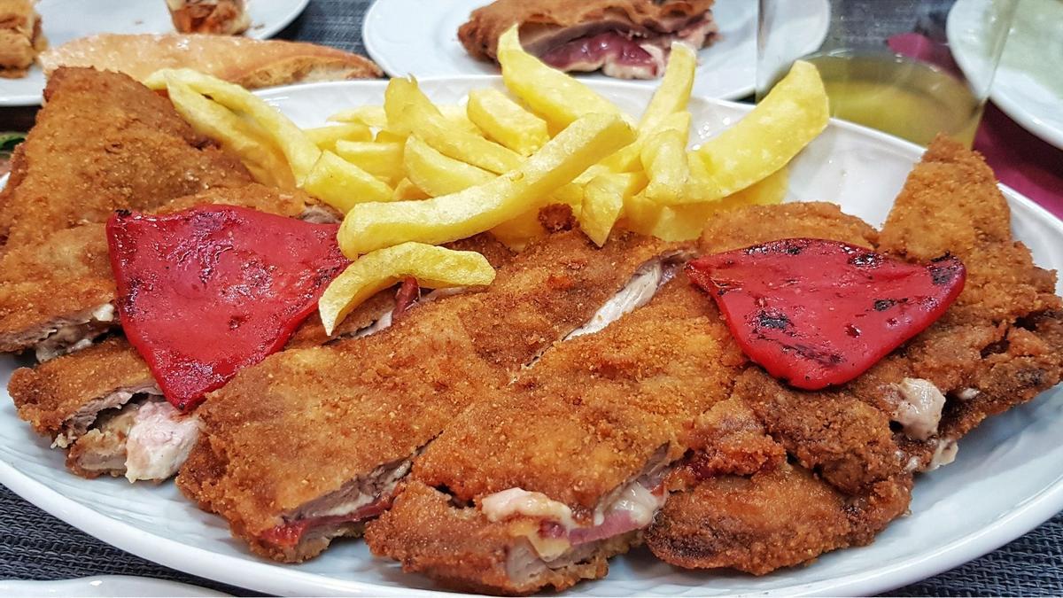 Un suculento plato de cachopo.