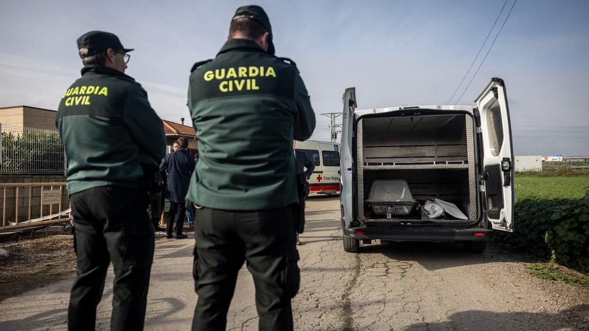 Uno de los cadáveres antes de ser trasladado al Instituto de Medicina Legal de Aragón, a las puertas de la residencia Jardines de Villafranca.