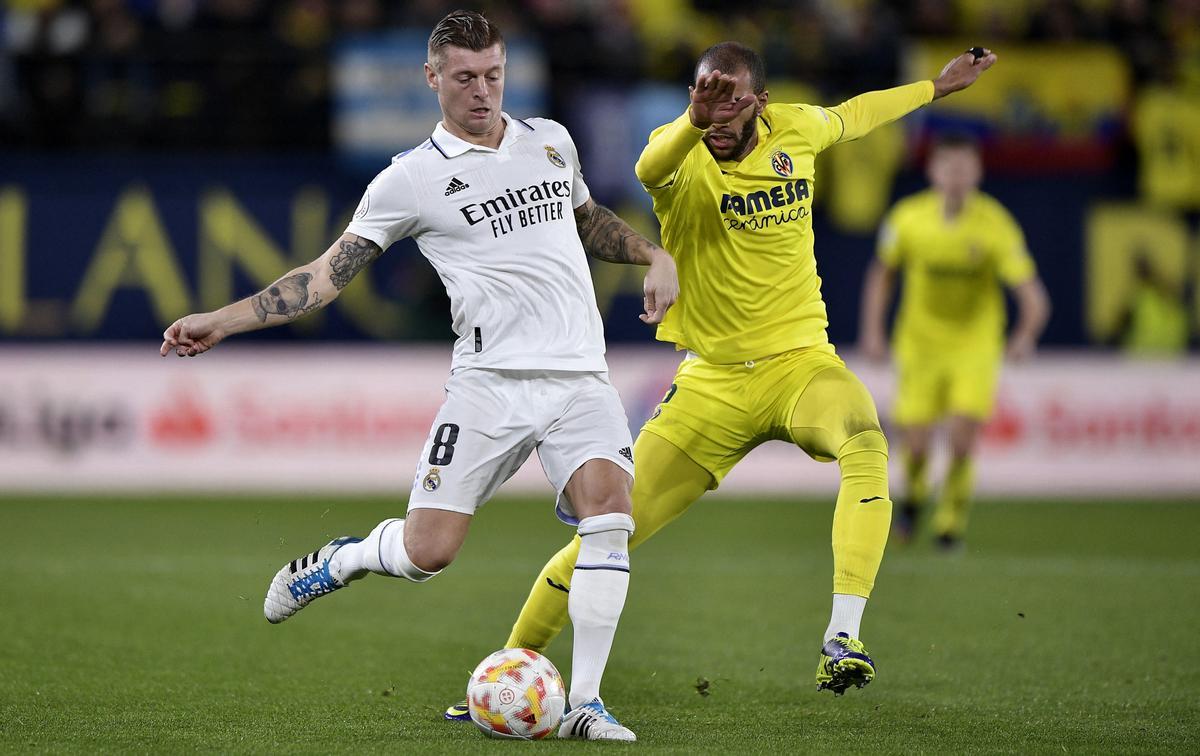 Soccer Football - Copa del Rey - Round of 16 - Villarreal v Real Madrid - Estadio de la Ceramica, Villarreal, Spain - January 19, 2023 Real Madrid's Toni Kroos in action with Villarreal's Etienne Capoue REUTERS/Pablo Morano