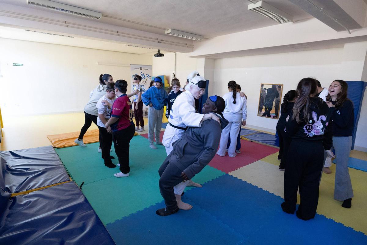 Judo adaptado a personas que simulan tener discapacidad física.