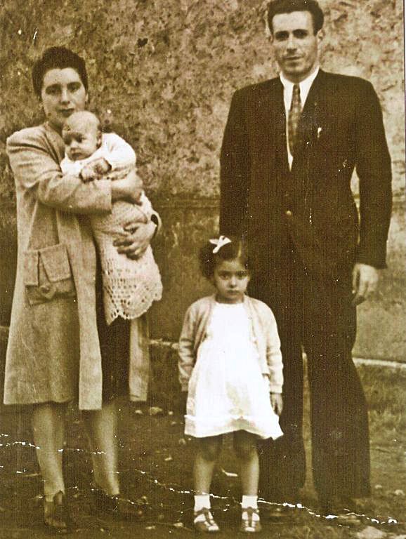 Nieves Areces con su marido, Vicente Álvarez Aneas, y dos de sus hijos.  