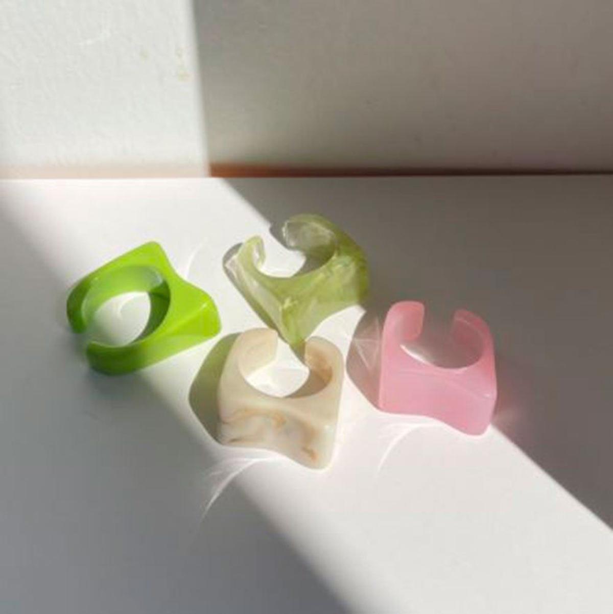 Anillos de resina geométricos de Aliexpress (precio: 2,49 euros)