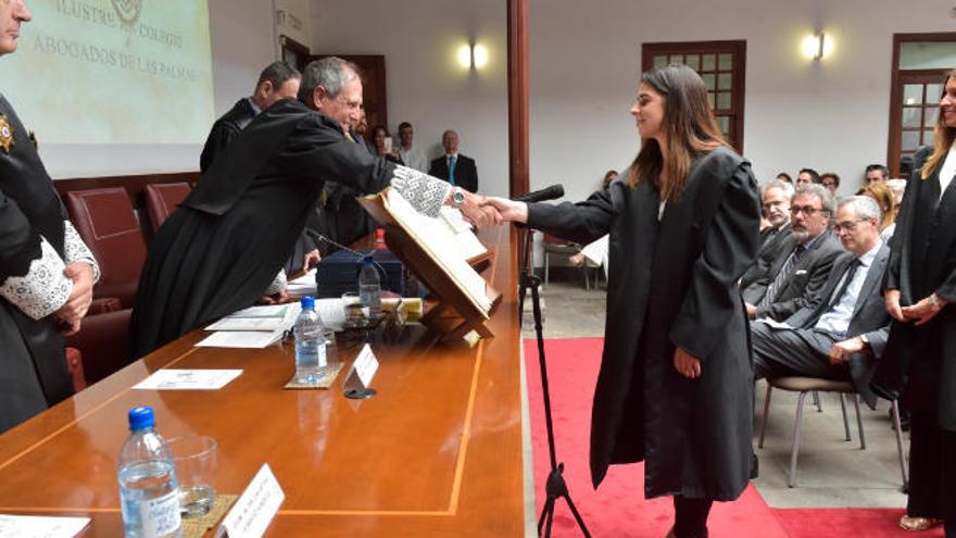 Rafael Massieu da la bienvenida a una nueva letrada en la jura del Colegio de Abogados, en mayo de 2019.