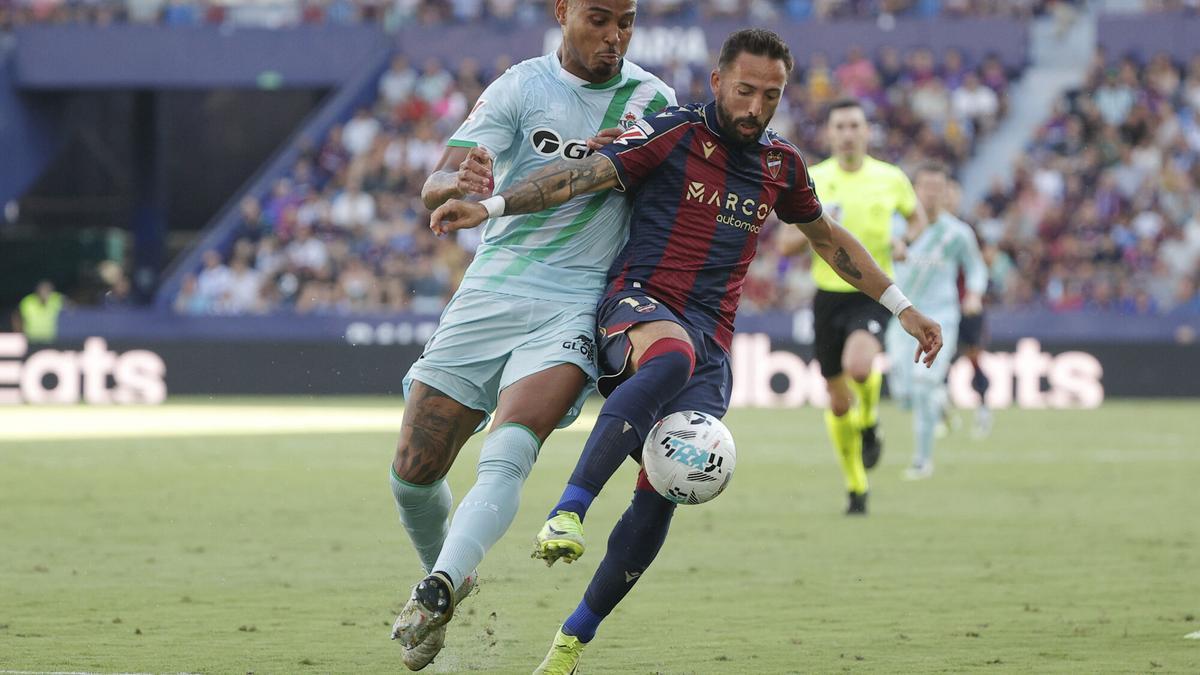 Morales, en el partido ante el Betis en el Ciutat de València