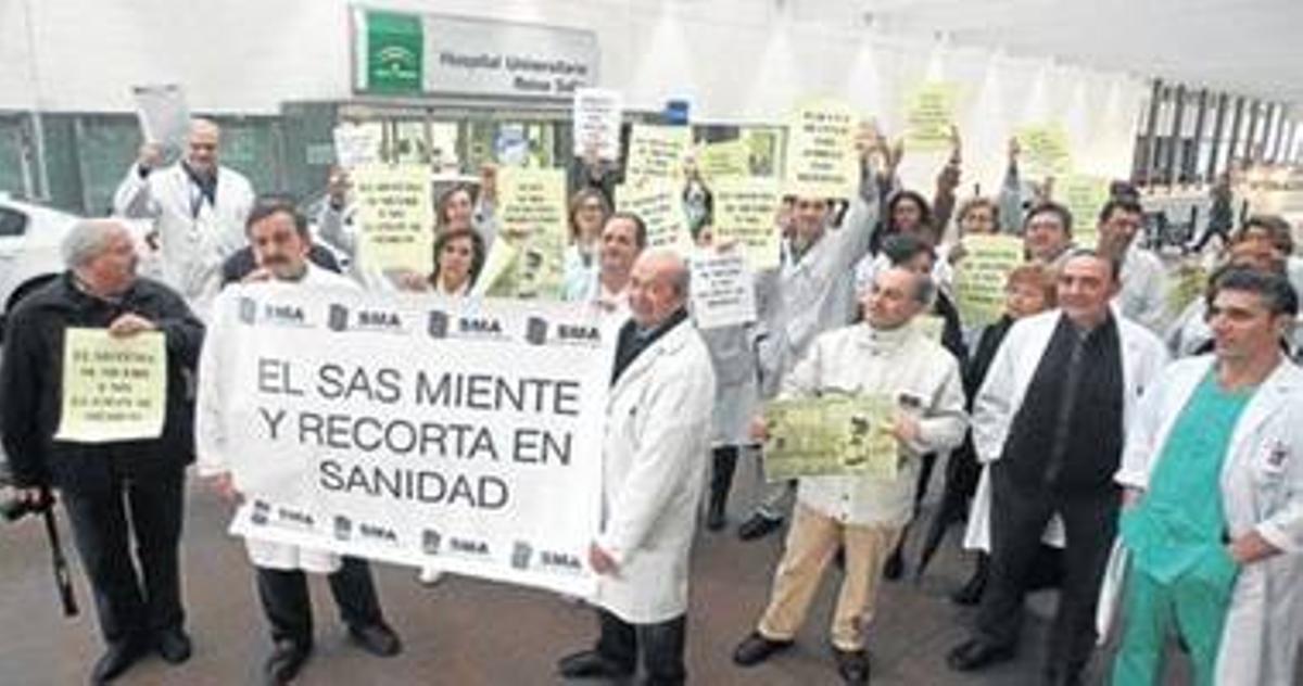 Los médicos dicen que más del 10% hizo huelga y el SAS lo rebaja al 0,6%