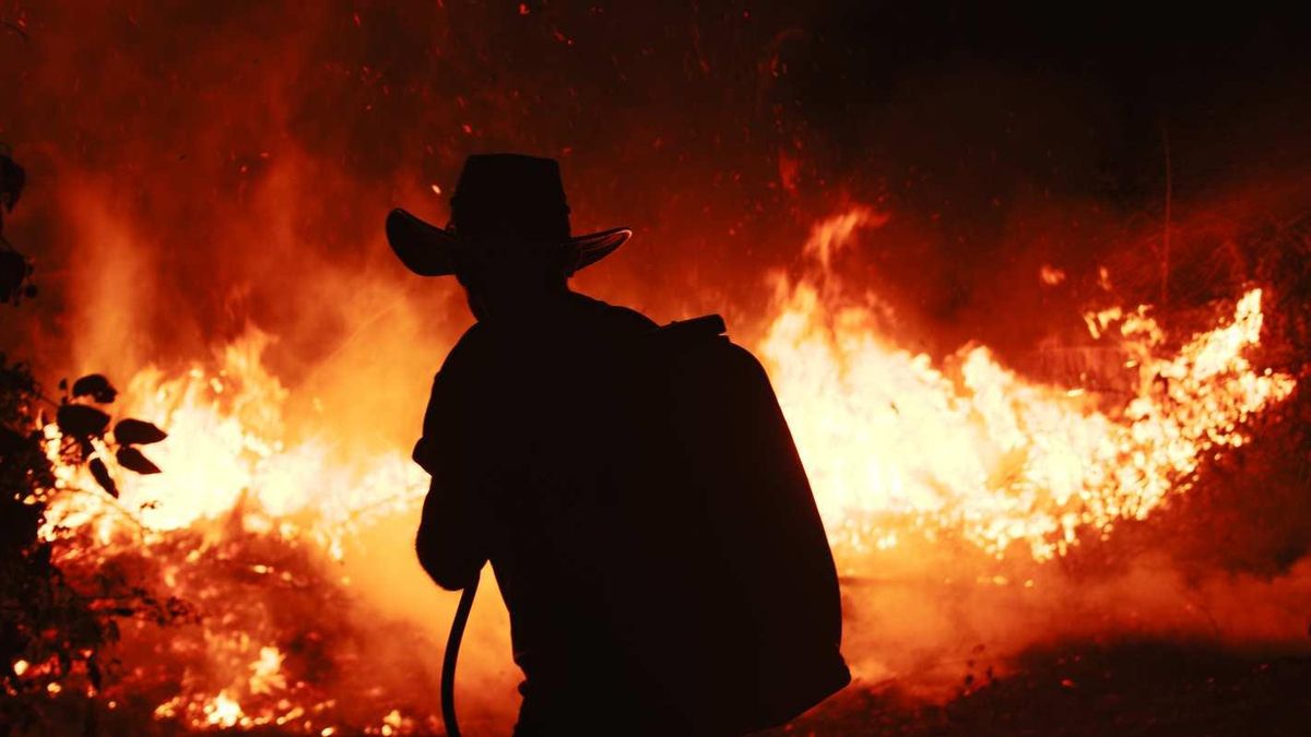 Don Benjamín enfrenta un fuego, en un fotograma de la película