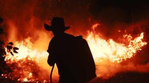 Don Benjamín enfrenta un fuego, en un fotograma de la película