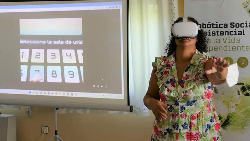El proyecto Virtualiza fue presentado en el Centro de Mayores de Almendralejo