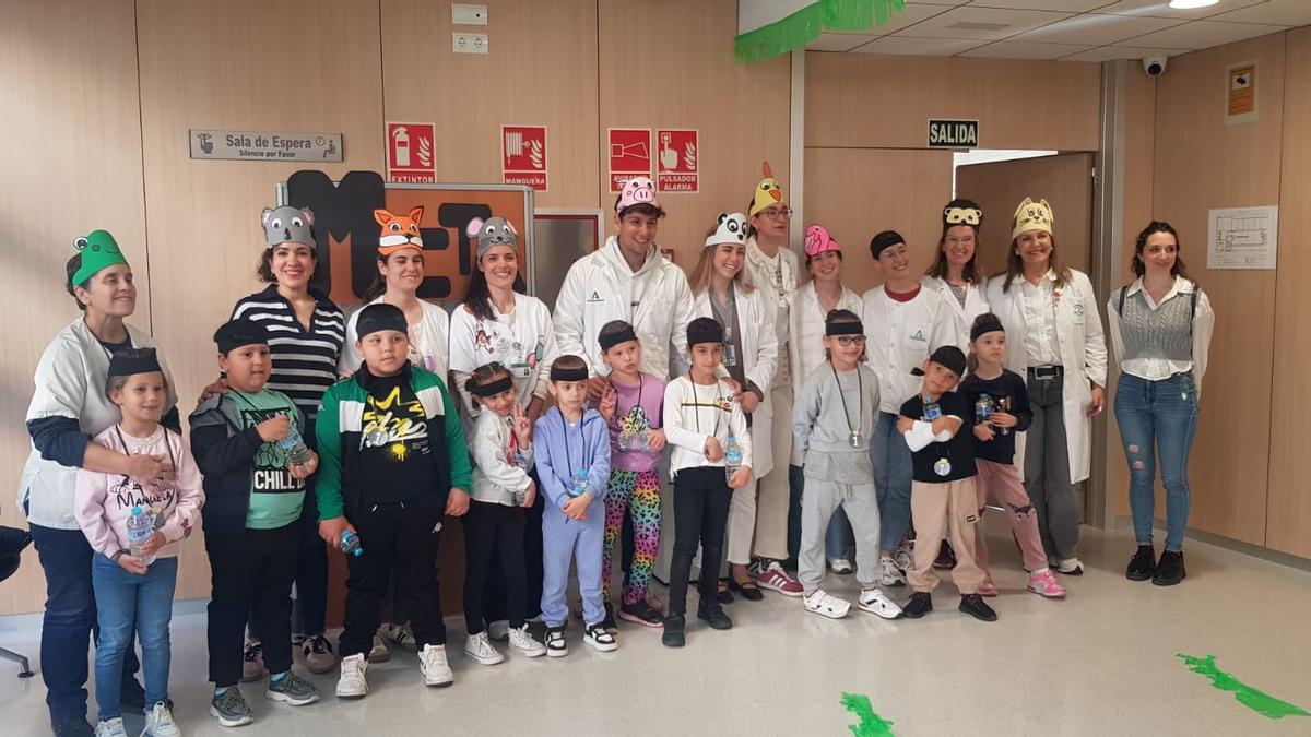 Enfermeras del centro de salud de Huerta de la Reina, con alumnos del colegio Antonio Gala de Córdoba.