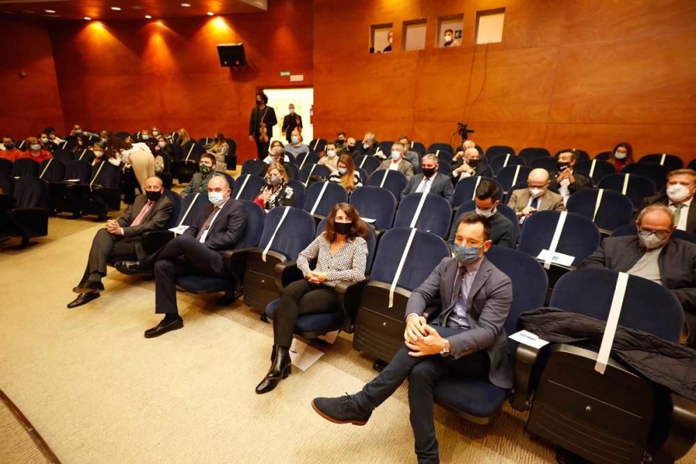 Los invitados, durante el inicio de la gala. En primer término, de izquierda a derecha, Joan Serra (subdirector general de Contenidos de Prensa Ibérica para Cataluña y Balears), Cristina Martín (directora de Diario de Ibiza) y Rafa Ruiz (alcalde de Eivissa),