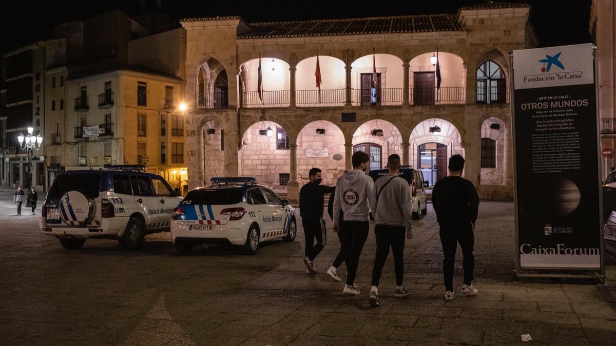 Jóvenes por las calles de Zamora pasadas las 12 horas, ya sin el estado de alarma.